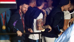 Малък ужас! Меси и Ди Мария щяха да паднат от автобуса + ВИДЕО