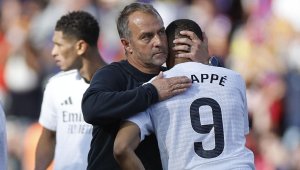 Флик реши дали остава в Барса
