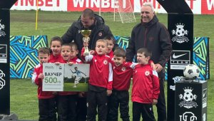 Децата на ЦСКА триумфираха в Етрополе, Стоичков ги награди