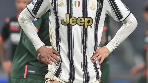 Чупи голови рекорди, но Кристиано Роналдо е трагичен в...