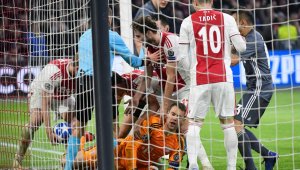 Екшън в Амстердам с кръв, дузпи, червени картони и 6 гола! Аякс и Байерн показаха защо са велики + ВИДЕО