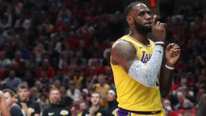 ЛеБрон тръгна със забивки и 26 точки, но Лейкърс падна в Портланд