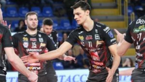 Алекс Николов записа 13 точки, но Чивитанова загуби първия финал