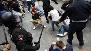 Хулигани нападнаха сградата на Босненския футболен съюз