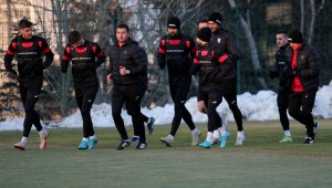 Само осем футболисти тренираха с националния отбор