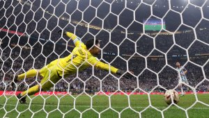 Лорис приключи с националния на Франция