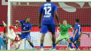 Горд и смел Левски пропиля златния си шанс! Брага се промъкна напред, но не и без помощта на съдията