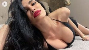 Футболна съпруга подпали интернет със секси дупе и пищни гърди + СНИМКИ