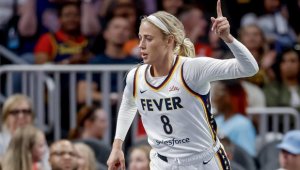 Секси баскетболистка се шегува с малките си гърди + СНИМКИ