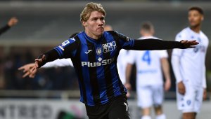 Чакат Хойлунд на прегледи в Ман Юнайтед днес 