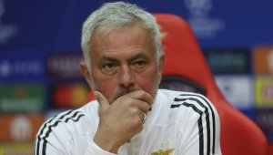 Моуриньо изненада журналист с подарък на пресконференция