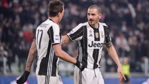 Жената на Бонучи: Цял ден обсъждахме трансфер в Сити