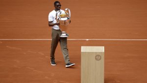 Дембеле представи купата на Шампионската лига на "Ролан Гарос"