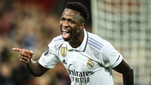 Секси мацката на Винисиус остана без дрехи + СНИМКИ