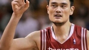 Яо срази Шак и изведе Хюстън до победа над шампиона