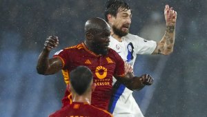 Разследват титуляр на Интер за средния пръст