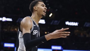 Френското чудо Уемби шокира НБА с трипъл-дабъл с чадъри