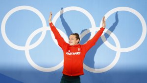 Унгарката Катинка Хосшу счупи световния рекорд на 400 метра съчетано плуване