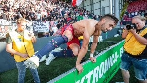 Бой по сръбски: Капитанът на Аякс се млати с въоръжени крадци