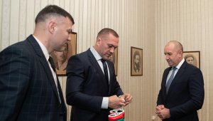 Братя Пулеви със специален подарък за президента Румен Радев