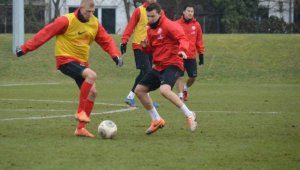 Майнц надъхва Неделев с текст на развален български