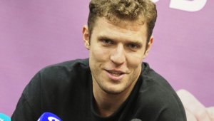 Треньорът на Сакраменто очаква повече от Везенков в защита