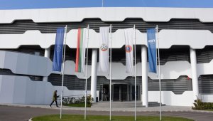 Бием Франция с лъскава база и гъзарски коли