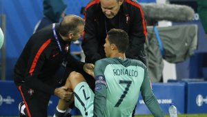 СУЕВЕРИЯ: Кристиано винаги слиза пръв от самолета и последен от автобуса