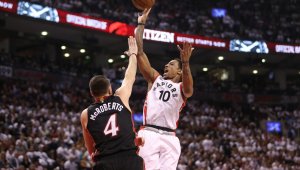 ДеРозън и Лаури приближиха Раптърс на победа от финала