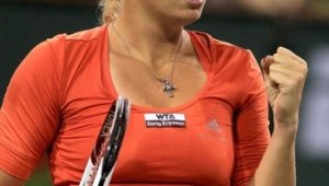 Возняцки обърна Арвидсон, Шарапова прегази Халеп