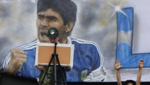 Наполи почита Марадона в събота