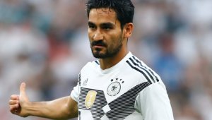 Гюндоган още ще играе за Германия