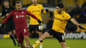 Трагичен Ливърпул стана храна и за "вълците"