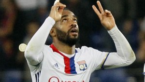 Лион в потрес, Лаказет обяви, че напуска 