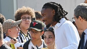 Татко Тюрам понесе новото попълнение на Юве на ръце (ВИДЕО)