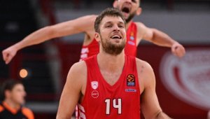 Везенков отново №1, Олимпиакос е на финал