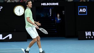 Съдбата му намигна: Медведев спаси мачбол и обърна от 0:2 сета