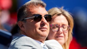 Лапорта се връща на бял кон в Барса?