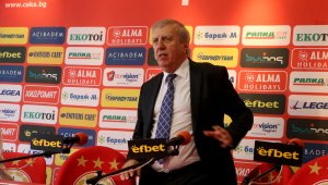 Дежа вю с Лоурънс Дейвис? Сашо Томов коментира драмите в Левски