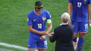 Мбапе: Ужасно е да се играе с маска