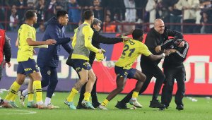 Зловещи боеве след дерби в Турция: Фенове нападнаха играчи на Фенербахче + ВИДЕО