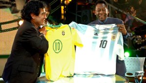 Пеле почете Марадона на годишнината от смъртта му 