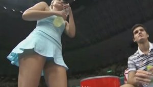 Нахален оператор "бръкна" под полата на Маша + ВИДЕО