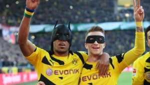 Батман и Робин рапират в парчето "Обамеянг" + ВИДЕО