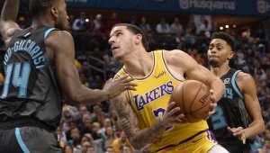 Историческо! ЛеБрон и Лонзо с трипъл-дабъл срещу Шарлът