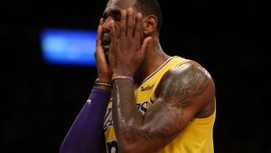 Гръмотевичен чадър! Младок отказа ЛеБрон при опит да забие