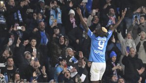 Секси певица вдъхновява феновете на Наполи + СНИМКИ