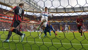 Томас Мюлер препарира "орлите" с коляно