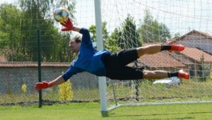 Вратарят на Черно море виси за Дунав