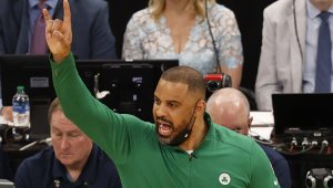 Секс скандал: Треньор кръшка на годеницата си с колежка